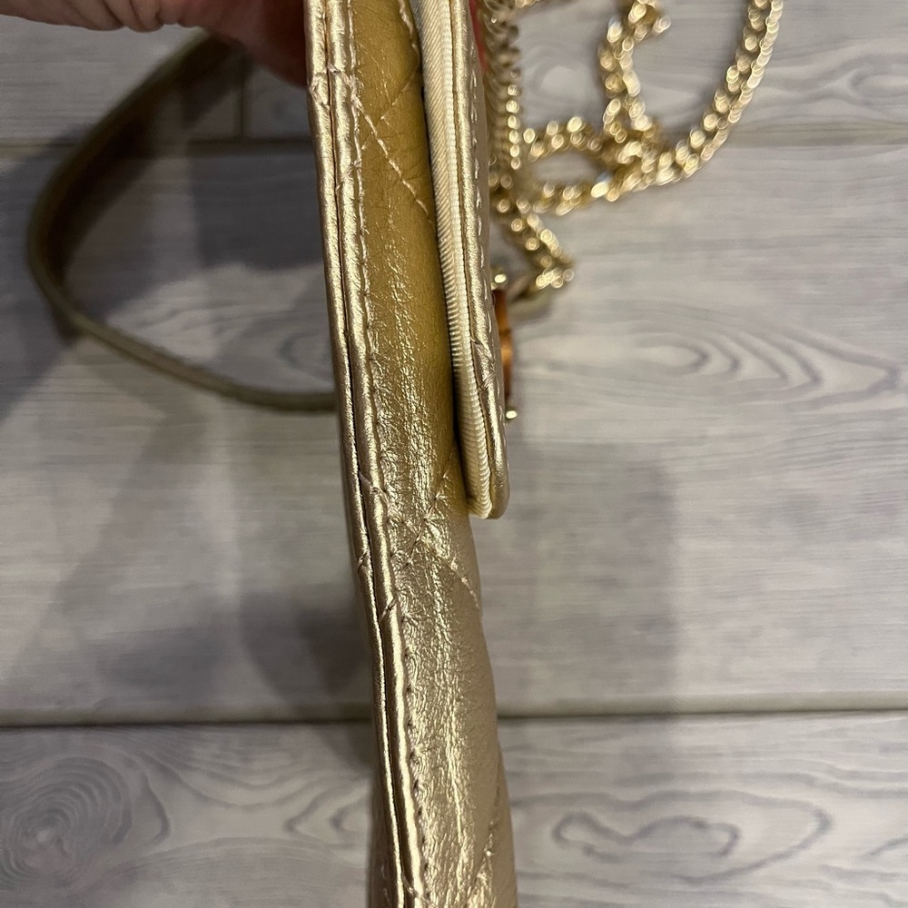 Lily Pulitzer Gold Quilted Leather Lindley Crossbody Phone Bag - Picture 6 of 12